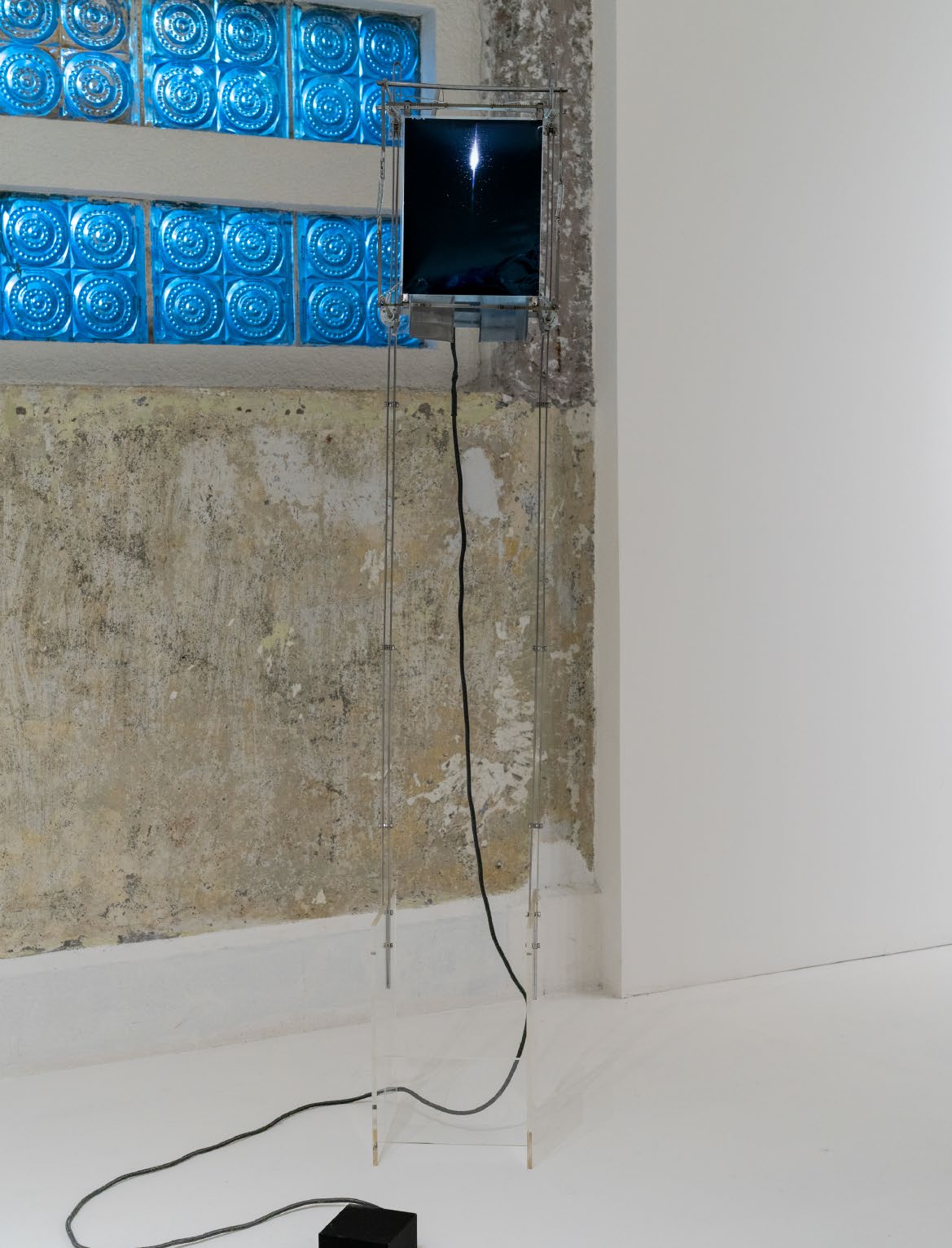 Inflexión: placa montada sobre estructura alta de acrílico y acero