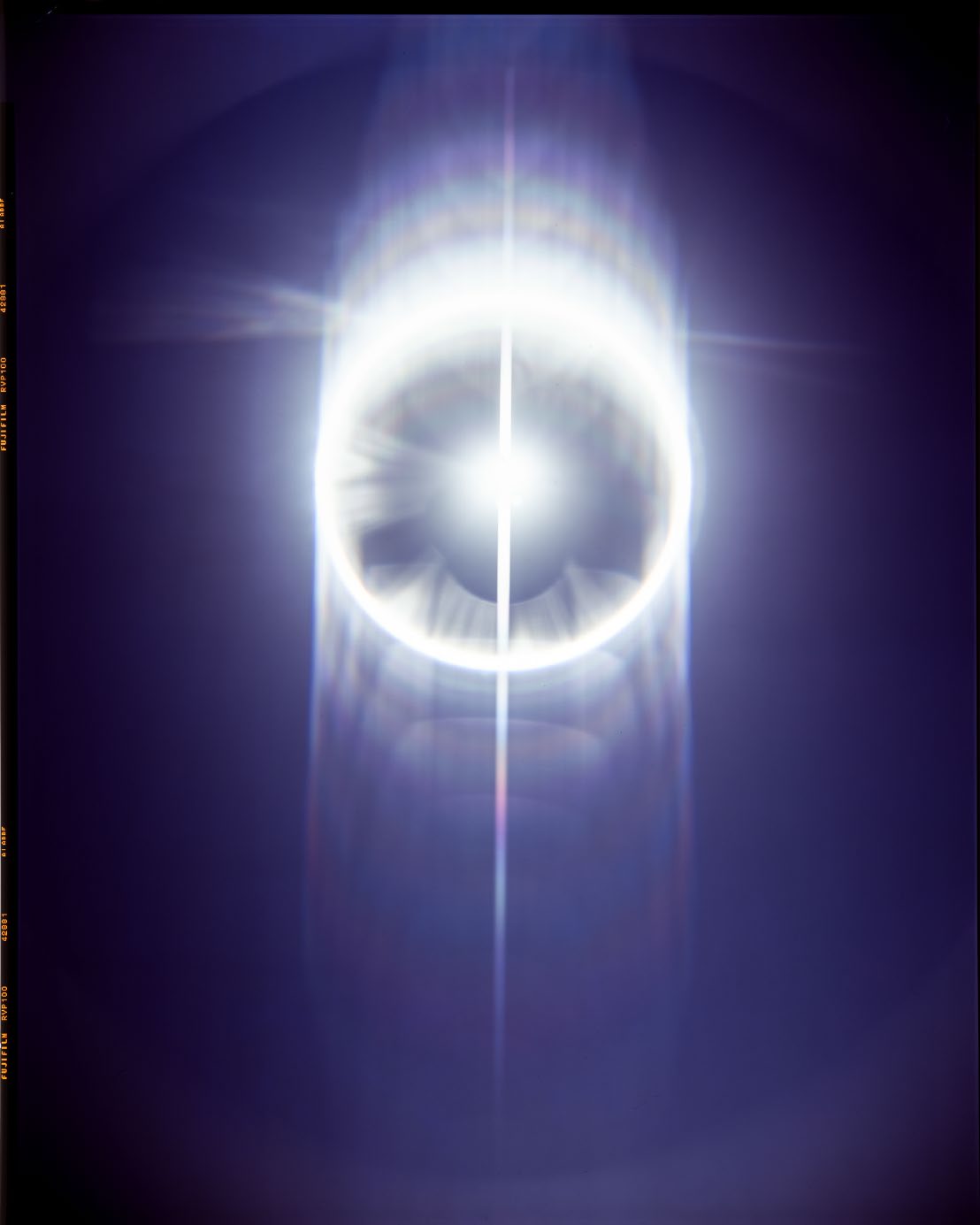 Detalle de destello circular de luz sobre fondo oscuro