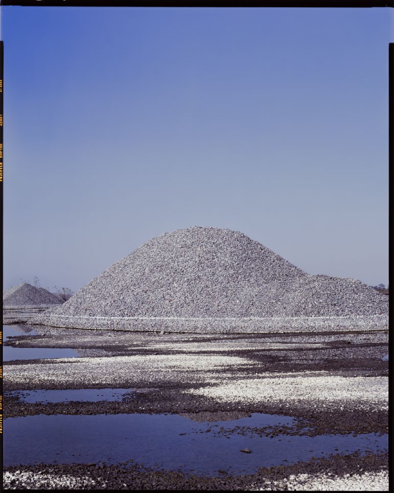Montículo de grava junto a un cuerpo de agua